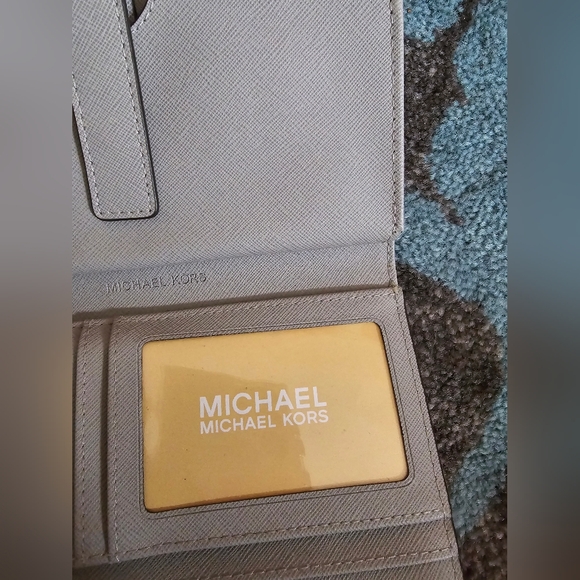 Michael Kors Jet Set Wristlet! - Picture 12 of 16